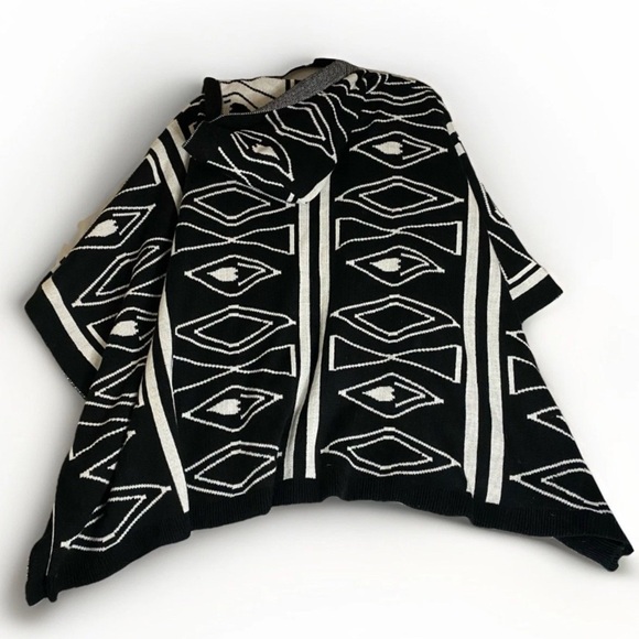 Hooded Open Poncho/Cape Relaxed Fit One Size Black & White Cabincore Boho Style - Picture 2 of 9